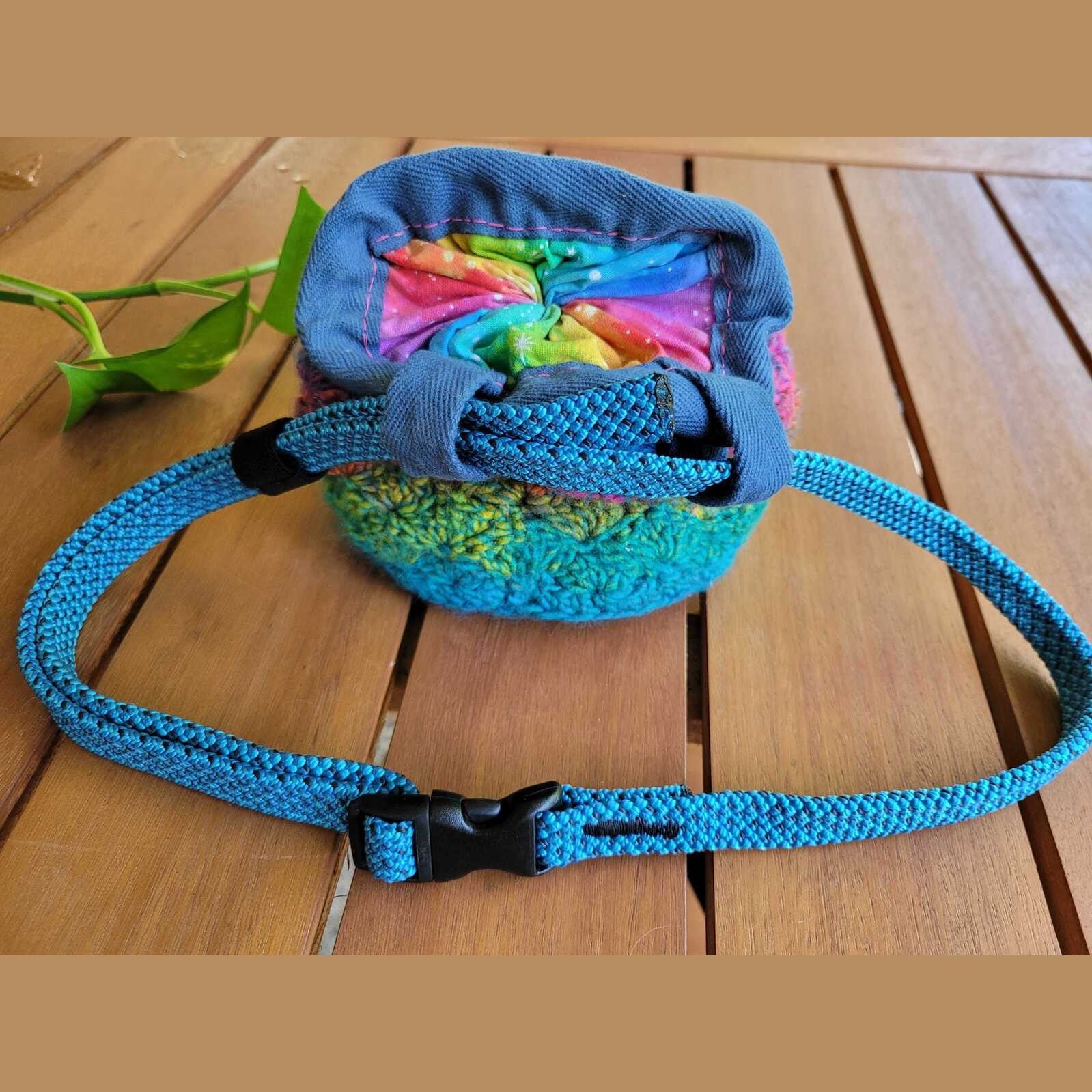 send-on-chalk-bag-belt